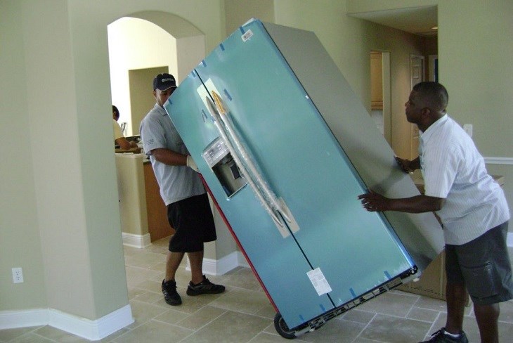 Di chuyển tủ lạnh đến nơi thoáng đãng để không gian xung quanh không bị ảnh hưởng mùi sơn