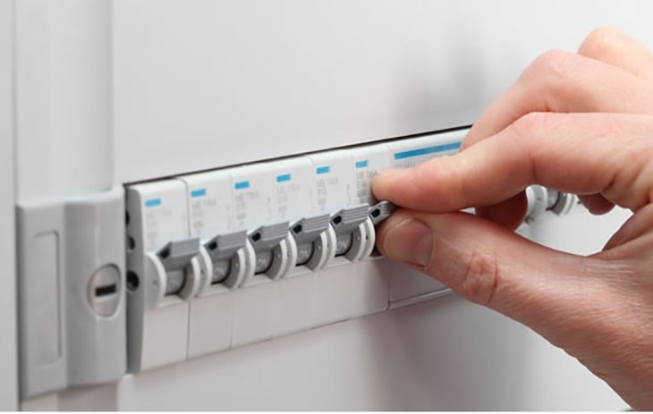 Ngắt điện tủ lạnh tại cầu dao hoặc ổ cắm để đảm bảo an toàn khi vệ sinh