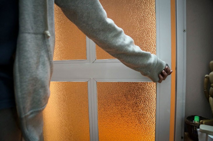 Hạn chế các khe hở để tránh thoát nhiệt bằng cách lắp đặt các cửa kín hoặc cửa chống thấm