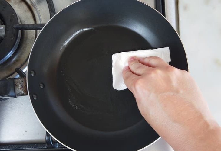 Cho một ít dầu ăn vào chảo và dùng giấy lau đều mặt chảo trong 30 giây