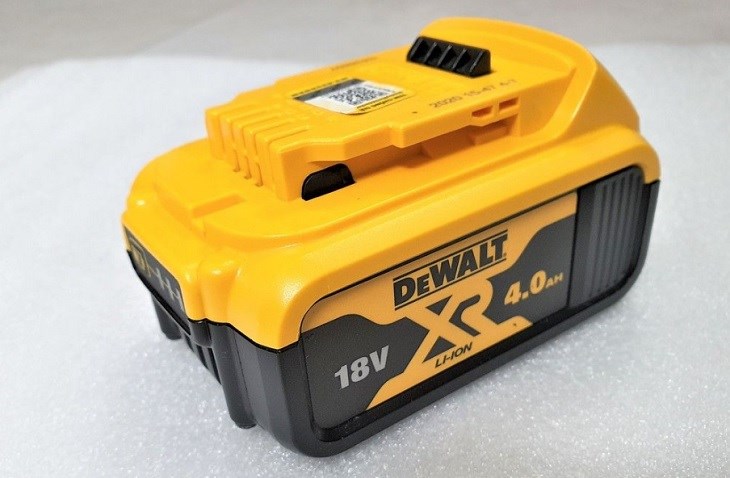 Pin Dewalt DCB182-B1 18V 4.0 Ah thuộc loại pin li-on, phù hợp dùng cho tất cả các máy pin Dewalt 18V