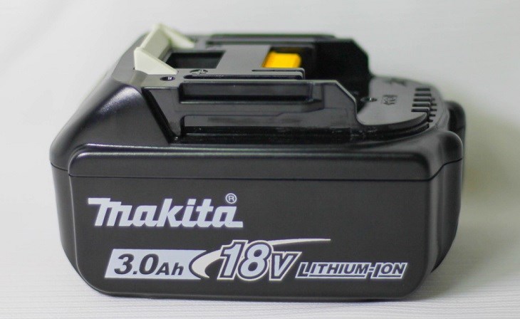 Nên mua pin Makita BL1820B 18V 2.0 Ah chính hãng để đảm bảo máy khoan pin Makita vận hành ổn định và tránh bị hư hỏng