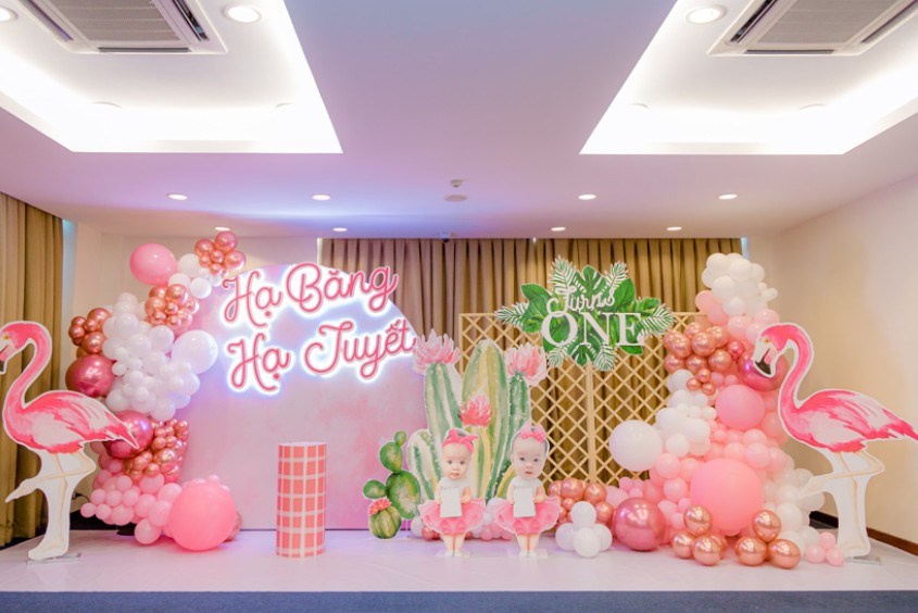 Trang trí thôi nôi bé gái sinh đôi đẹp