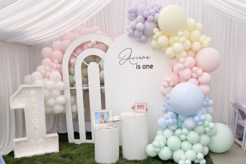 Trang trí thôi nôi bé gái với màu chủ đạo là màu trắng