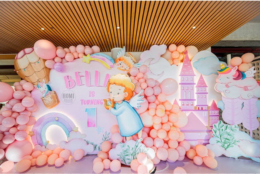 Cách trang trí thôi nôi bé gái ấn tượng với nhân vật bước ra từ truyện