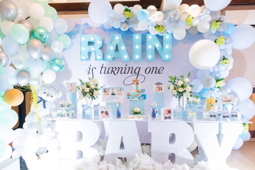 Trang trí thôi nôi bé trai với màu trắng