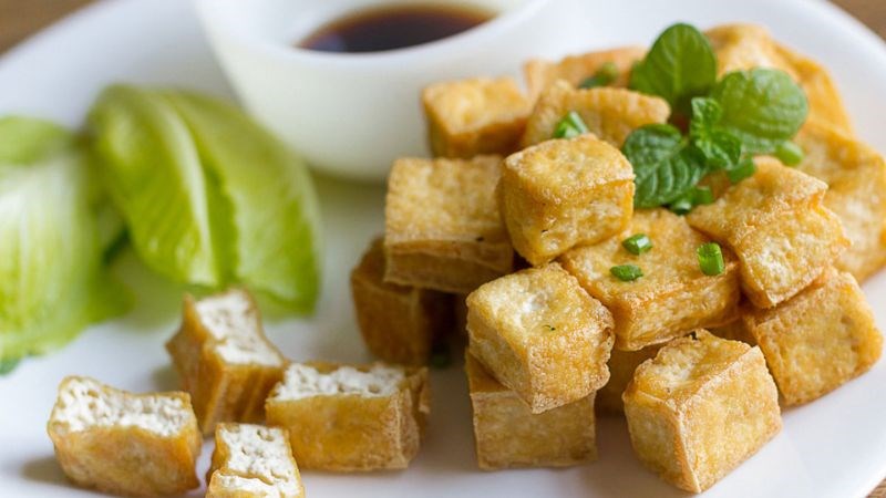 Việc chế biến bún đậu mắm tôm tại nhà giúp bạn kiểm soát lượng calo nạp vào hiệu quả hơn