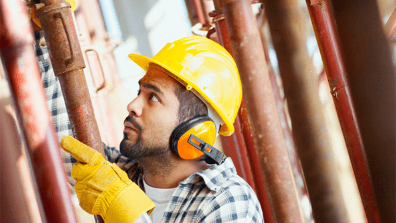 Đeo các thiết bị bảo vệ tai khi làm việc để tránh suy giảm thính lực