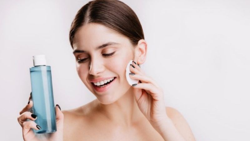 Nước tẩy trang sẽ phù hợp với những bạn hay make up nhẹ nhàng