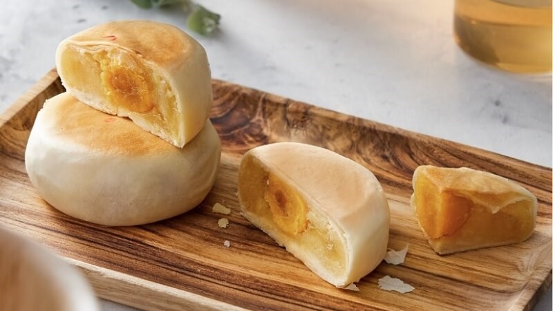 Nên chia bánh pía thành từng phần và mỗi lần chỉ ăn một phần nhỏ