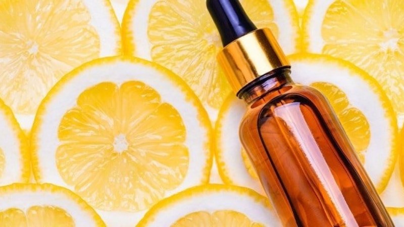 Bạn nên lựa chọn serum vitamin C được đóng gói trong chai tối màu