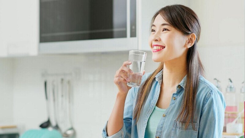 Bạn nên uống đủ nước và ăn uống đủ chất sau khi nặn mụn
