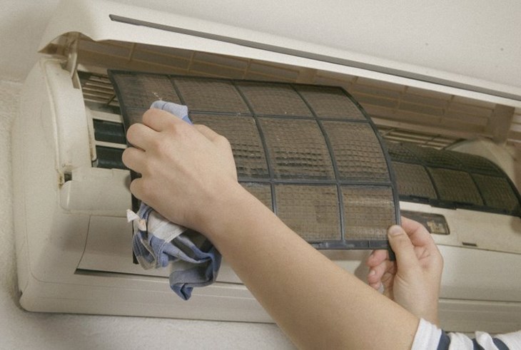 Thực hiện việc vệ sinh định kỳ cho máy lạnh nếu thấy tấm lọc nhà bạn bám đầy bụi bẩn Thực hiện việc vệ sinh định kỳ cho máy lạnh nếu thấy tấm lọc nhà bạn bám đầy bụi bẩn