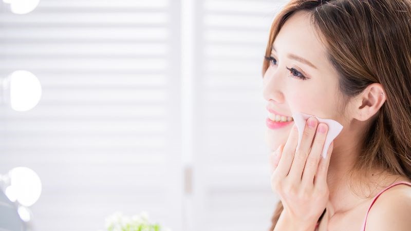 Làn da không được làm sạch sẽ gây tình trạng bít tắc lỗ chân lông và nổi mụn