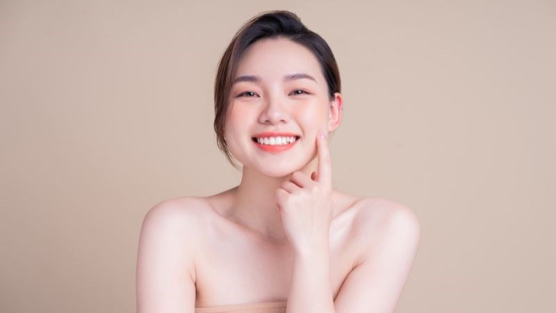 Kem dưỡng sẽ hấp thu tốt hơn khi thoa trên nền da ẩm