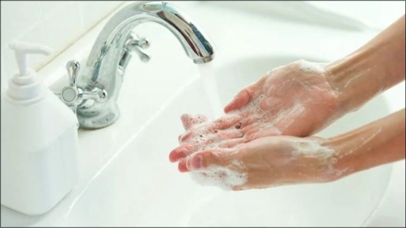 Dùng tay bẩn thoa kem dưỡng sẽ khiến da bị nhiễm khuẩn và bụi bẩn