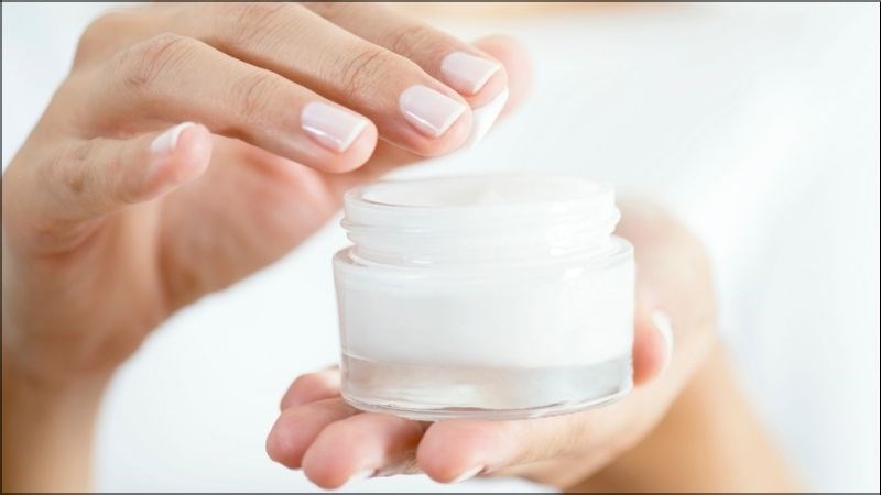 Khi dùng kem không rõ nguồn gốc, kém chất lượng sẽ khiến da bị kích ứng và nổi mụn