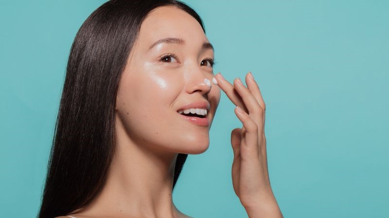 Làn da sẽ thông thoáng và mịn màng hơn khi bạn dùng vừa đủ kem dưỡng ẩm