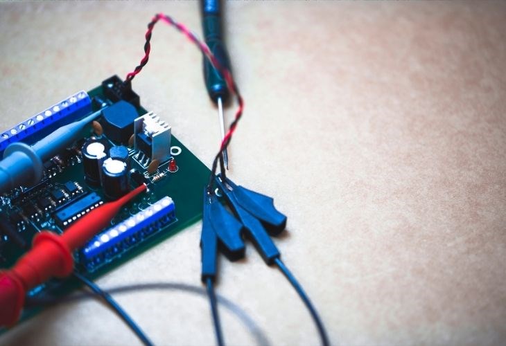 Đèn pin đội đầu chớp tắt liên tục có thể do dây điện bị đứt