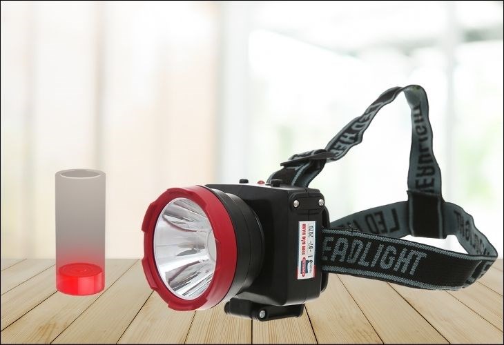 Pin yếu hoặc hết năng lượng là nguyên nhân khiến đèn pin sạc đội đầu Sunhouse SHE-5032 bị mờ ánh sáng
