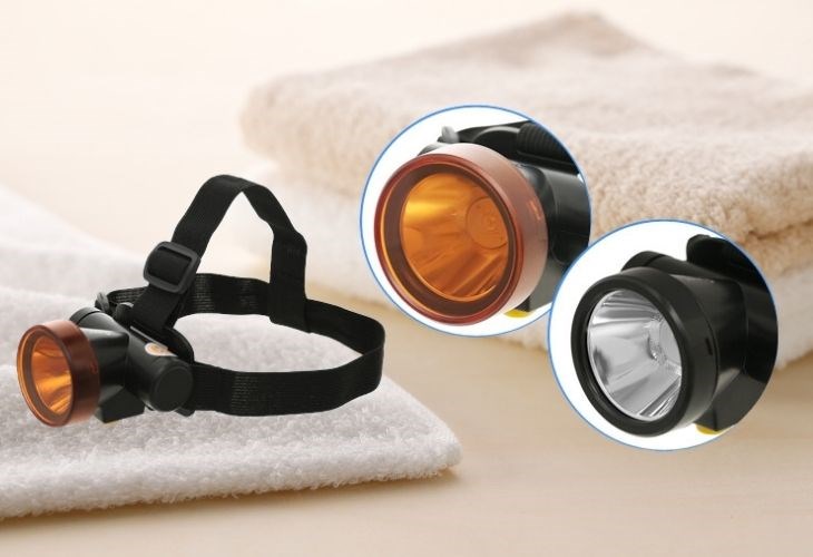  Sử dụng khăn mềm hoặc giấy sạch để vệ sinh ống kính của đèn pin sạc đội đầu Comet CRT1614