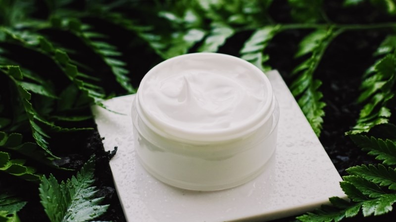 Khi chọn kem dưỡng n&ecirc;n xem kỹ bảng th&agrave;nh phần để tr&aacute;nh l&agrave;m tổn thương da