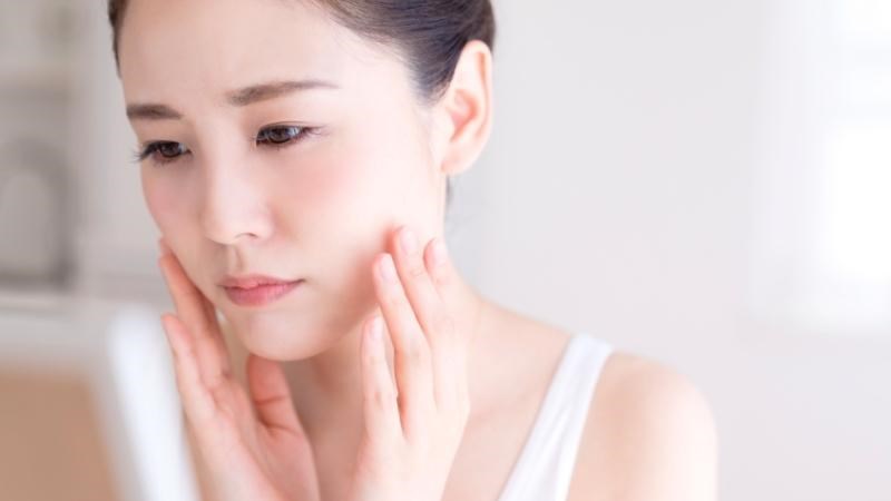 Sử dụng những d&ograve;ng kem dưỡng c&oacute; t&iacute;nh chất nhẹ nh&agrave;ng cho da dễ k&iacute;ch ứng, mẫn cảm