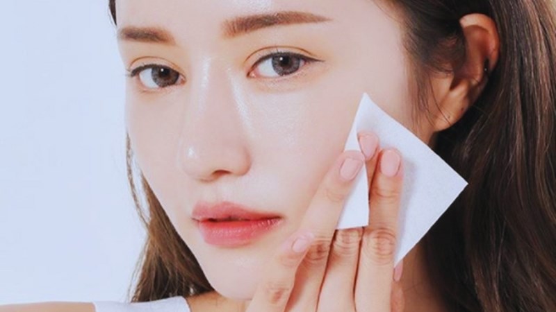 Sử dụng giấy thấm dầu để kiểm soát tình trạng đổ dầu