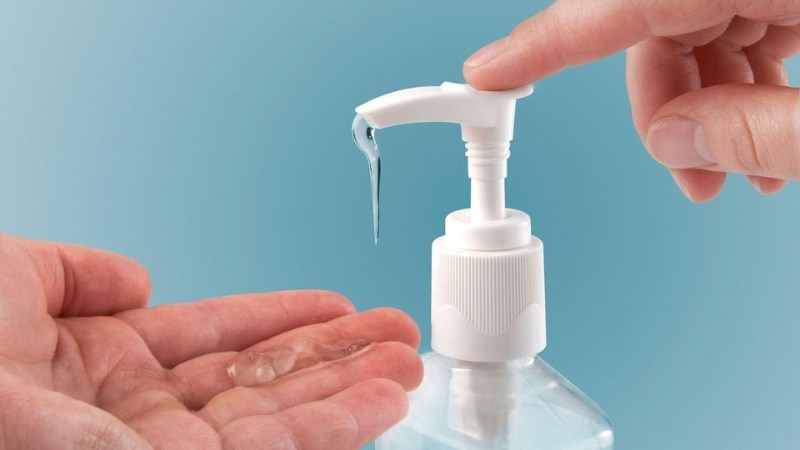 Rửa tay thật sạch trước khi dùng kem chống nắng giúp hạn chế nổi mụn