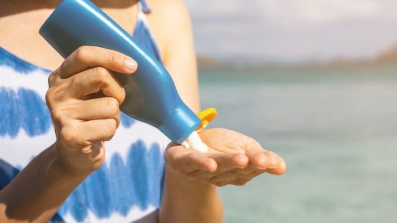 Tuyệt đối không dùng kem chống nắng đã hết hạn