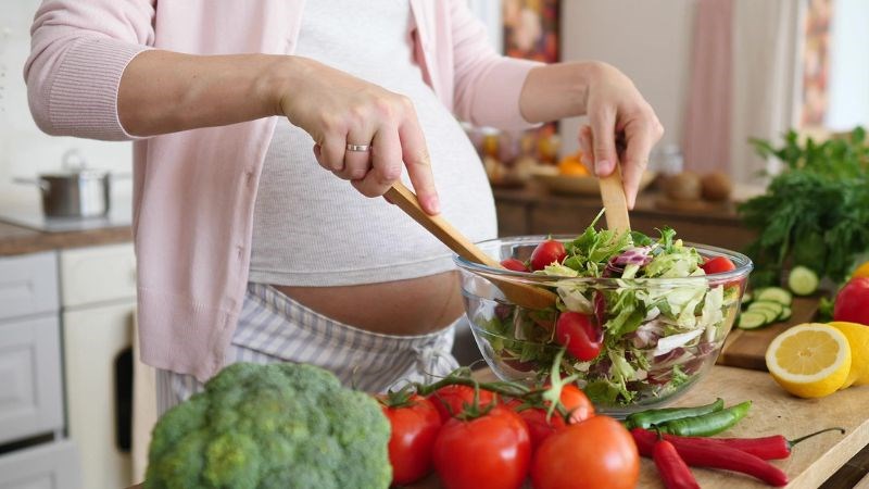 Mẹ bầu nên ăn uống đầy đủ dinh dưỡng khi bị bệnh