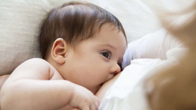 Trẻ có thể bú sữa mẹ bị sốt xuất huyết
