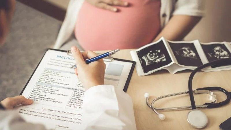 Mẹ bầu cần đi khám và điều trị tại bệnh viện ngay khi có các dấu hiệu bất thường