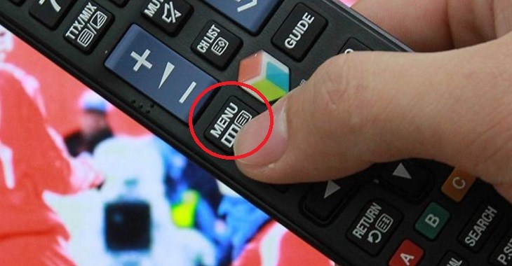 Nhấn vào nút Menu trên remote để khóa YouTube trên tivi Samsung đời trước 2016