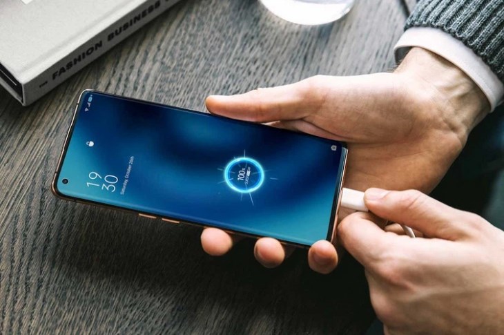 Bạn hãy cắm sạc điện thoại cho đến khi đầy 100% pin