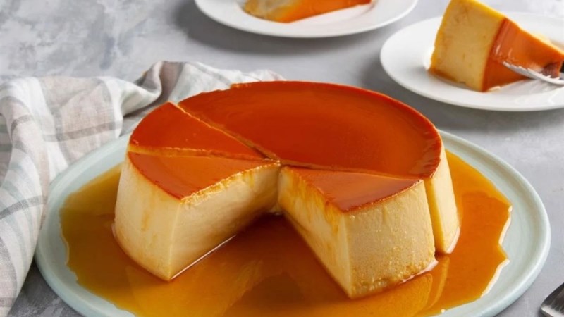 100g bánh flan chứa khoảng 145 calo