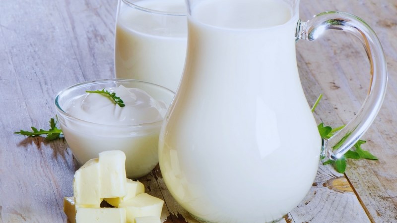 Sử dụng sữa tươi không đường hoặc ít đường để chế biến bánh flan giúp giảm lượng calo của bánh