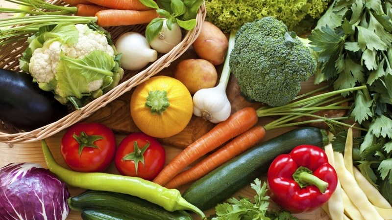 Nên bổ sung thêm nhiều rau xanh, trái cây sau khi ăn bánh flan