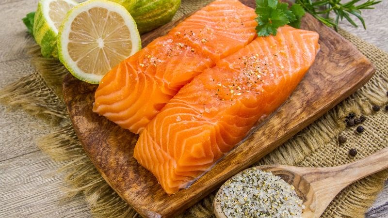 Cá hồi và các loại cá béo là một nguồn dồi dào omega 3 rất tốt cho sức khoẻ răng miệng