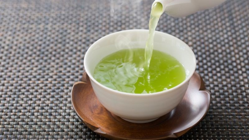 Các loại trà xanh, đen sẽ chứa catechin giúp làm dịu tình trạng sưng viêm nướu