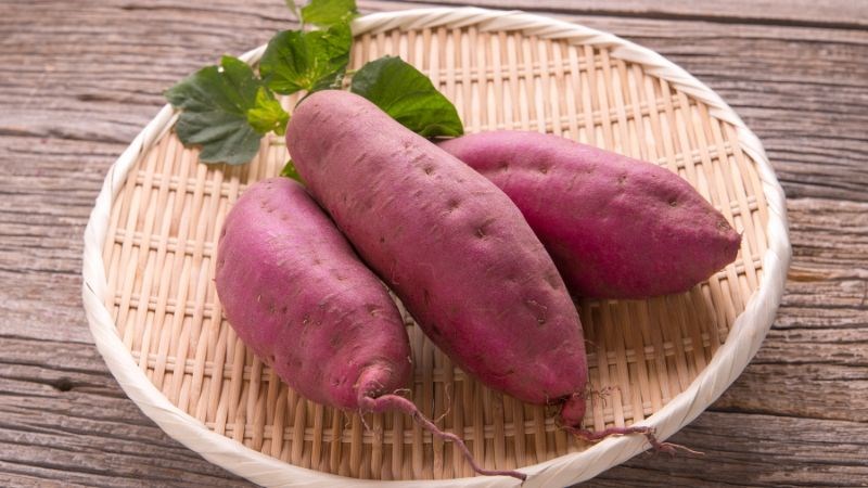Người bị viêm lợi nên ăn khoai lang luộc mềm để tránh tổn thương nướu