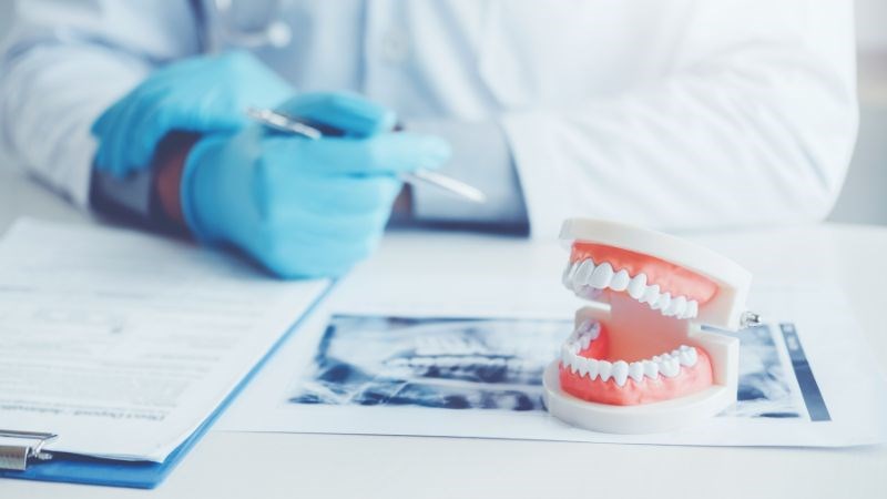 Khám răng miệng định kỳ sẽ giúp bạn phát hiện sớm các dấu hiệu viêm lợi
