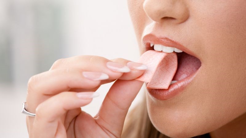Những đồ ăn dính sẽ khó được làm sạch và không có lợi cho sức khoẻ răng miệng