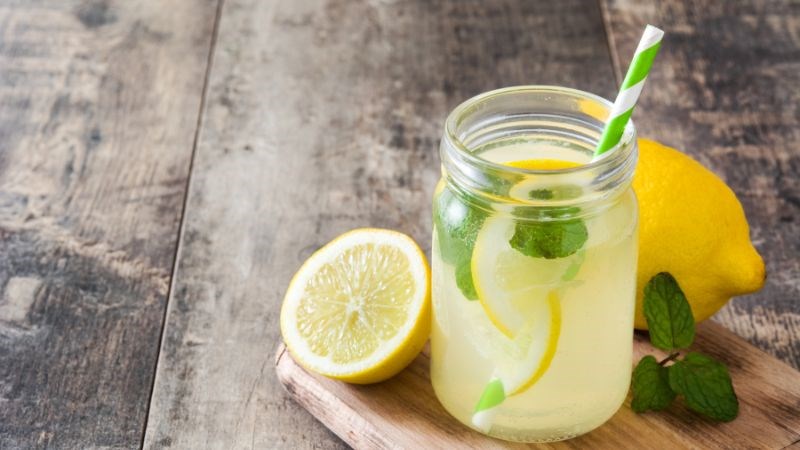 Thực phẩm chứa nhiều axit sẽ gây bào mòn men răng và tổn thương nướu