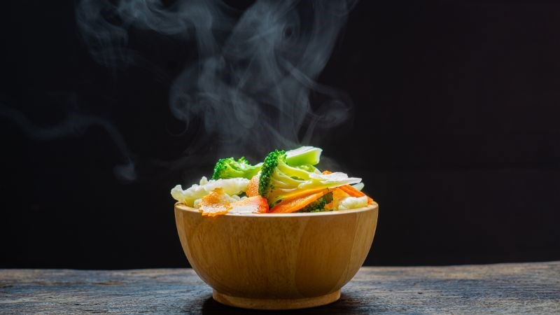 Đồ ăn quá nóng hay quá lạnh sẽ làm vết thương trong miệng trầm trọng hơn