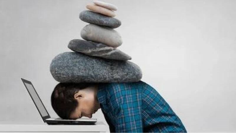 Căng thẳng sẽ khiến não bộ thay đổi các hormone điều hòa kinh nguyệt