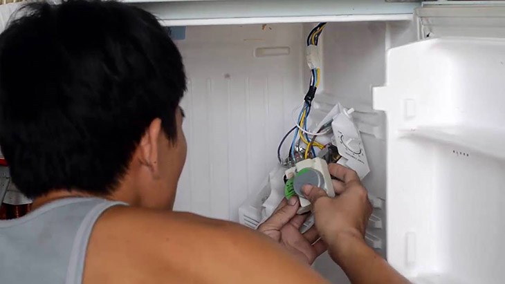 Kiểm tra dây dẫn tủ lạnh nếu bị đứt thì nối lại, còn bị oxi hoặc hư hỏng nặng thì nên thay mới