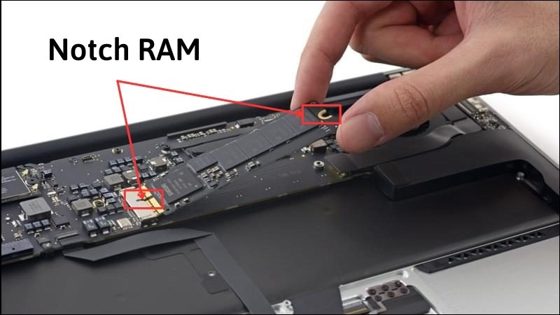 Bạn hãy xếp các notch RAM và ấn nhẹ thanh RAM mới xuống