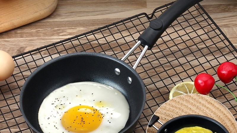 Chiên trứng bằng chảo chống dính là cách không cần sử dụng dầu ăn