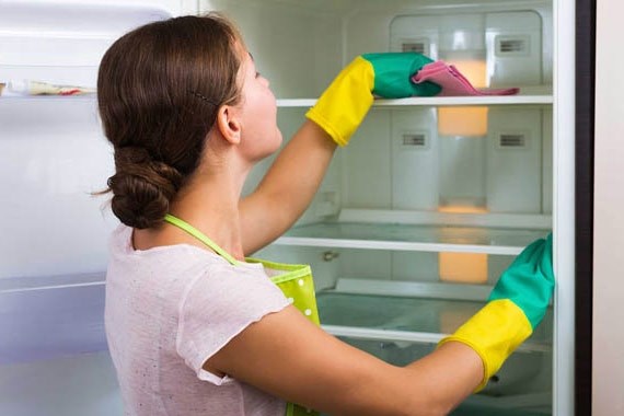 Việc không vệ sinh tủ lạnh trong một thời gian dài sử dụng cũng là nguyên nhân gây nên mùi khó chịu